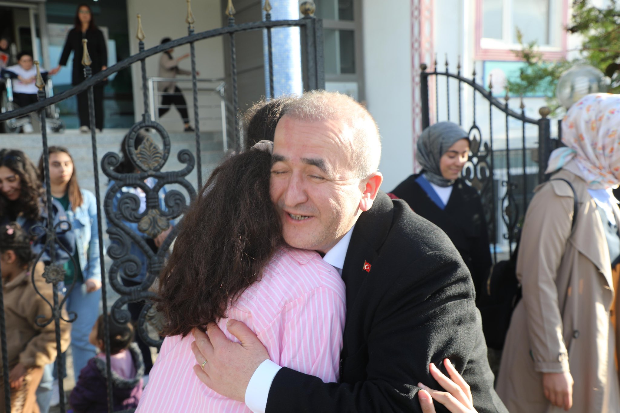 Vali Hatipoğlu’na, özel öğrenciden unutulmaz hediye