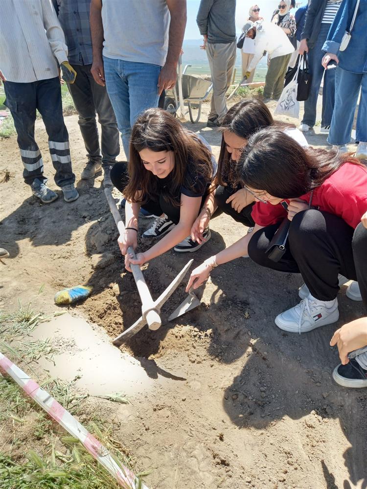 Elazığ’da öğrenciler kazı deneyimi yaşadı