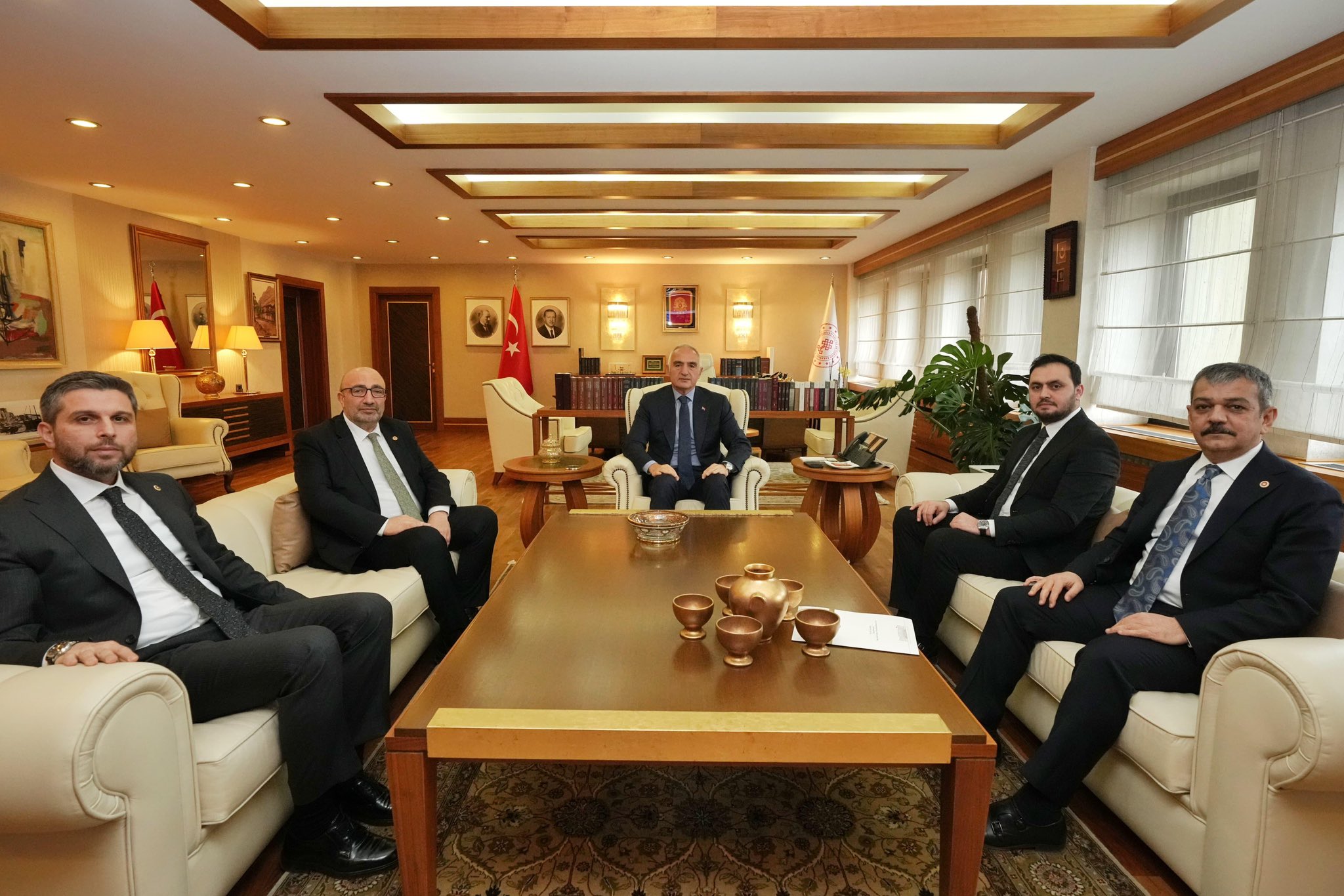 AK PARTİ ELAZIĞ’IN A TAKIMI, BAKAN ERSOY’UN YANINDA