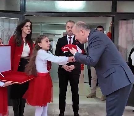 TATİLİN ARDINDAN İLK DERS; BAYRAK SEVGİSİ