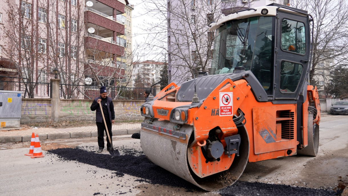 ELAZIĞ BELEDİYESİ BOZULAN YOLLARI ONARIYOR