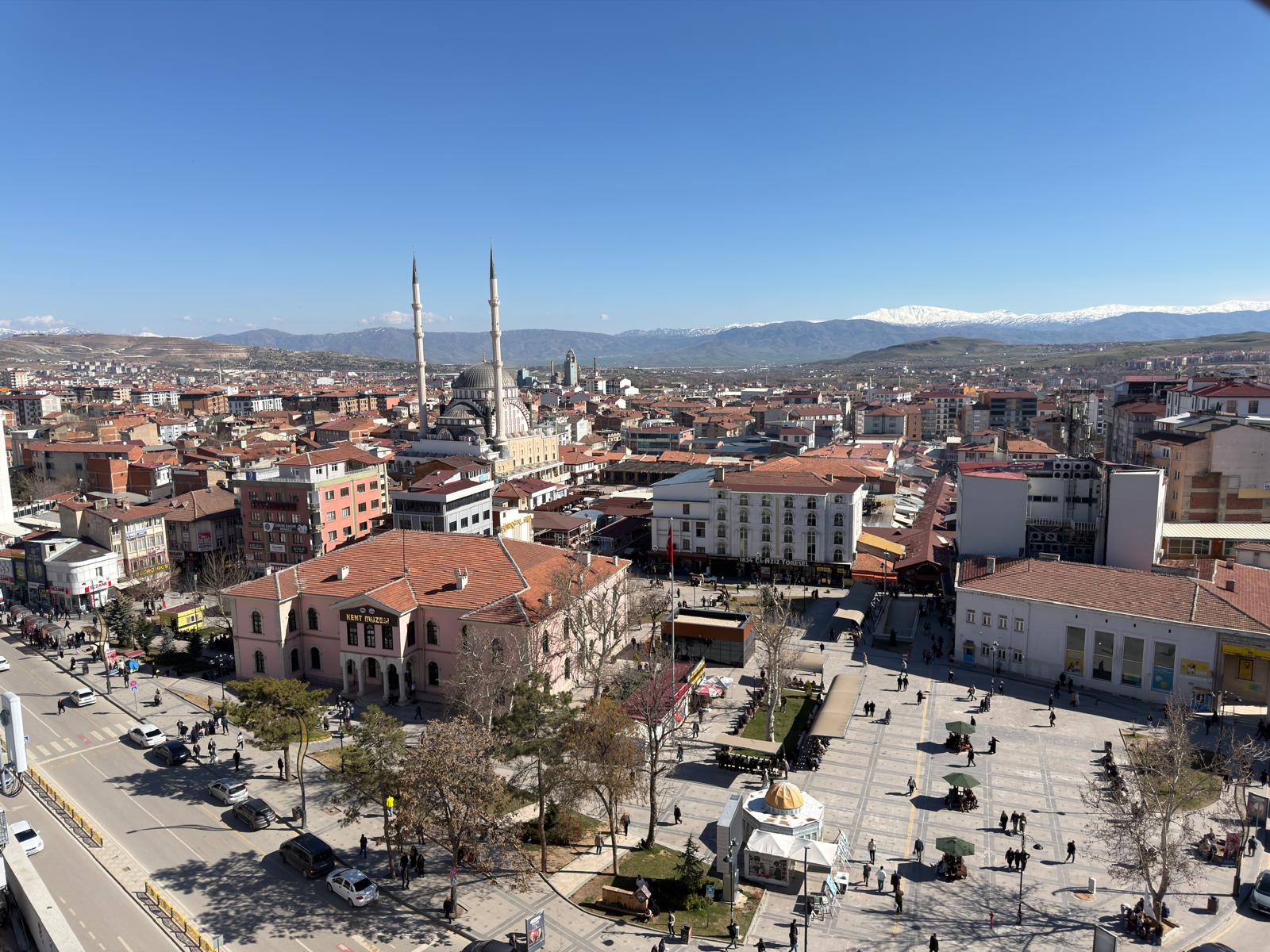 BAŞKAN SELMANOĞLU; ELAZIĞ ‘IN GÜZELLİKLERİNİ PAYLAŞTI
