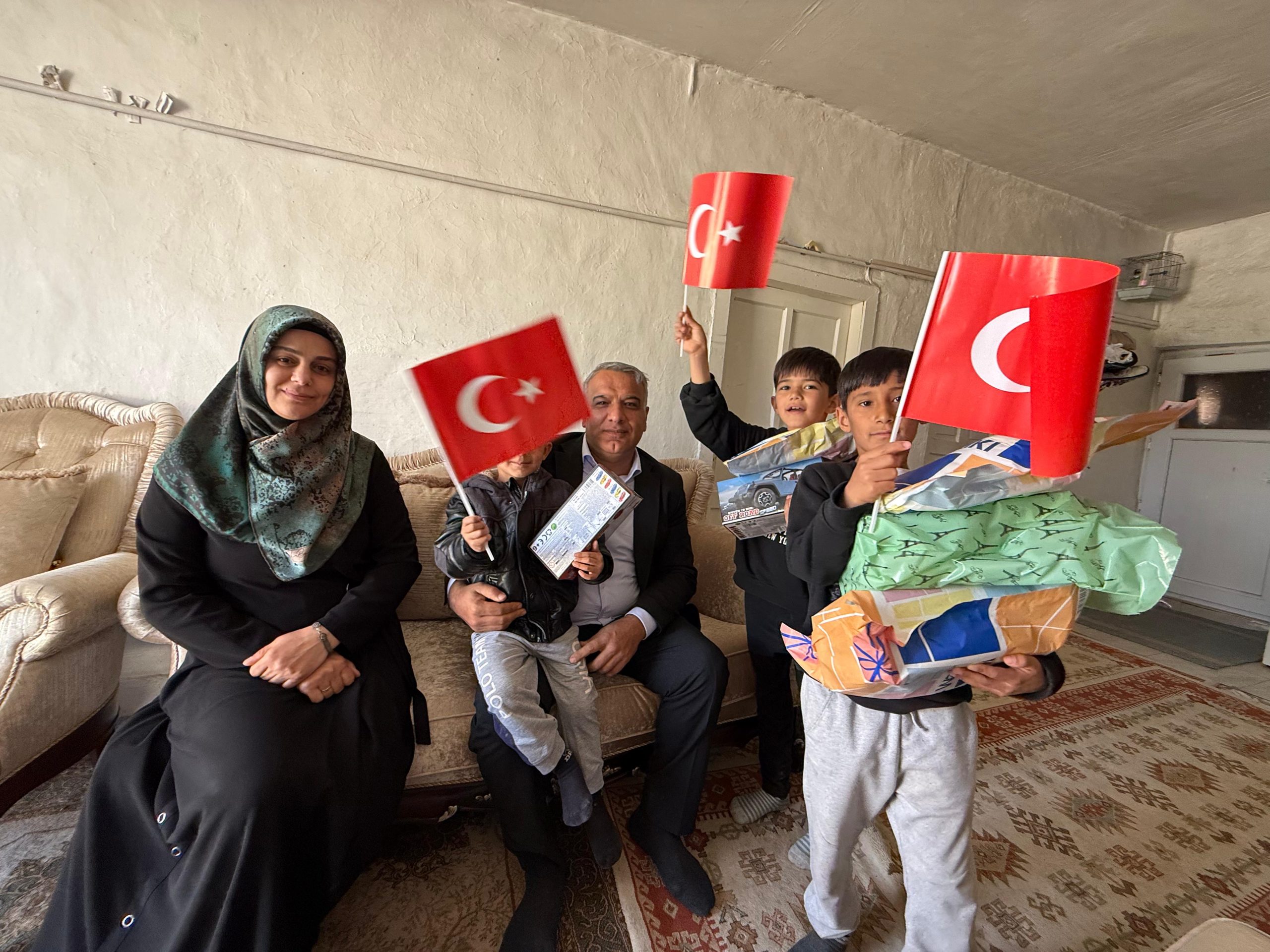 AK PARTİ GÖNÜLLERE DOKUNMAYA DEVAM EDİYOR