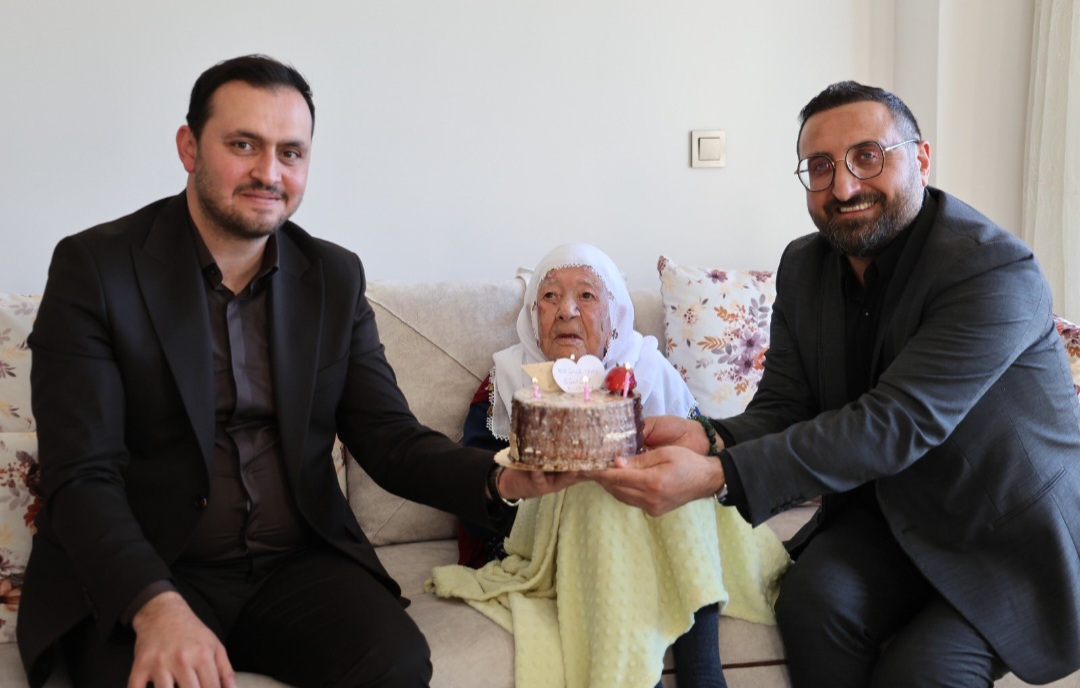 BAŞKAN SELMANOĞLU’NDAN ANLAMLI ANNELER GÜNÜ ZİYARETİ