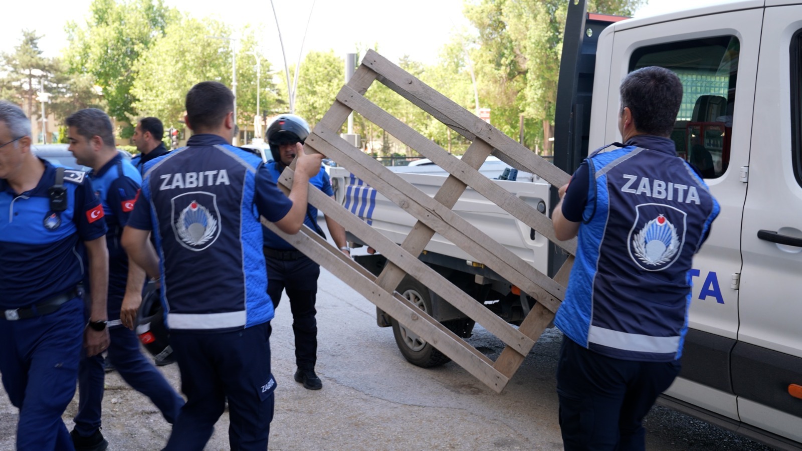 ZABITA EKİPLERİ KALDIRIM İSGALİNE GEÇİT TANIMIYOR