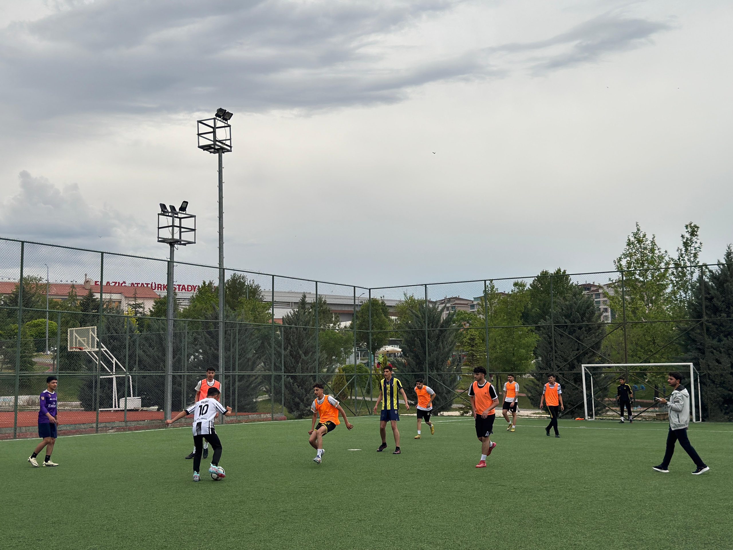 SİRAÇ BİNGÖL VE EMRULLAH ATAŞ ANISINA DÜZENLENEN FUTBOL TURNUVASINDA İLK TUR HEYECANI YAŞANDI