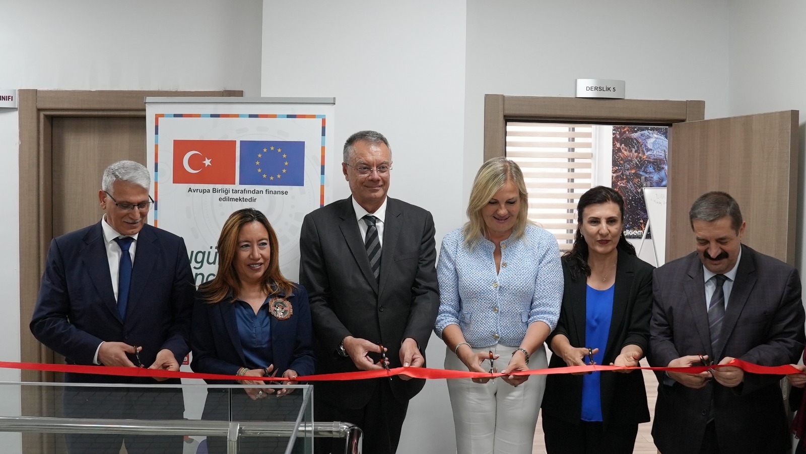 DİJİTAL GENÇLİK MEEKEZİ KAPILARINI AÇTI