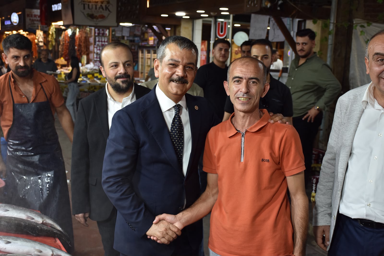 MİLLETVEKİLİ PROF.DR. KELEŞ, KAPALI ÇARŞIDA ESNAFLA BİR ARAYA GELDİ